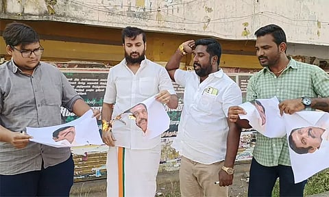 அதிமுக இடைக்கால பொதுச்செயலாளர் எடப்பாடி பழனிசாமி உருவப்படத்தை தீ வைத்து எரித்த பாஜகவினர்...!