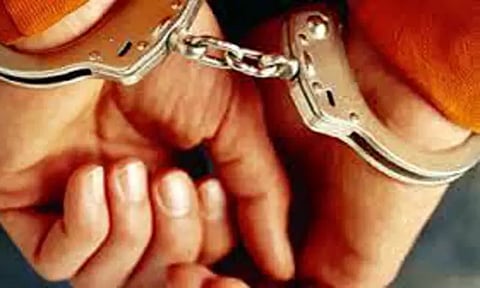 டீக்கடை பெண்ணிடம் 5½ பவுன் சங்கிலி பறிப்பு-வாலிபர் சிறையில் அடைப்பு