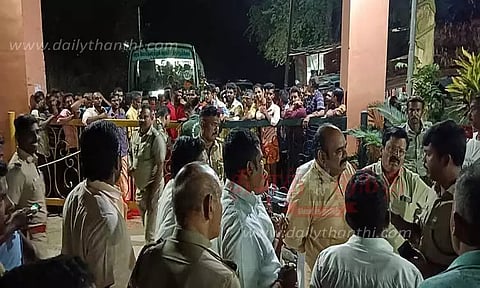 பக்தர்களை வனத்துறையினர் தடுத்து நிறுத்தியதால் பரபரப்பு