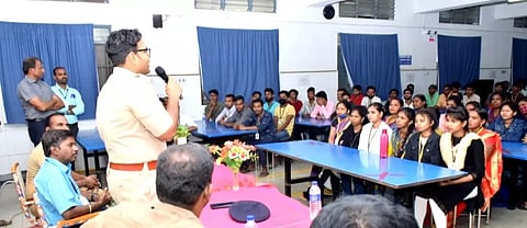 வடமாநில தொழிலாளர்களிடம் போலீஸ் சூப்பிரண்டு விழிப்புணர்வு
