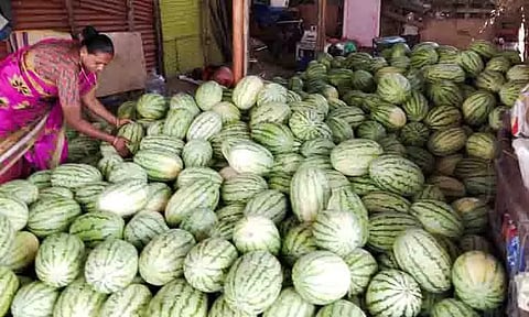 கரூரில் வெயிலின் தாக்கம் அதிகரித்துள்ளதால் தர்பூசணி விற்பனை மும்முரம்