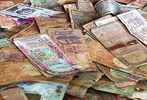 பொக்லைன் ஆபரேட்டரை மிரட்டி ரூ.1 லட்சத்து 36 ஆயிரம் பறிப்பு