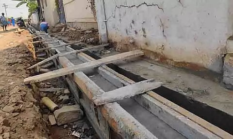 சாக்கடை கால்வாய் அமைக்கும் பணி