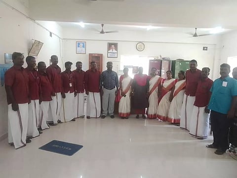 வேட்டி, சட்டை அணிந்து ஒரே சீருடையில் வந்த ஊழியர்கள்