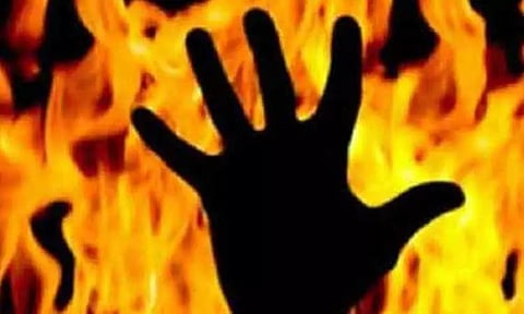 இரணியல் அருகே தொழிலாளி தீயில் கருகி சாவு