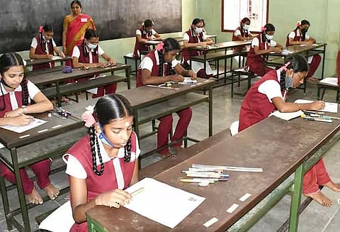 காஞ்சீபுரம் மாவட்டத்தில் பிளஸ்-2 தேர்வை 13 ஆயிரத்து 917 மாணவ- மாணவிகள் எழுத உள்ளனர் - கண்காணிப்பு அலுவலர் தகவல்