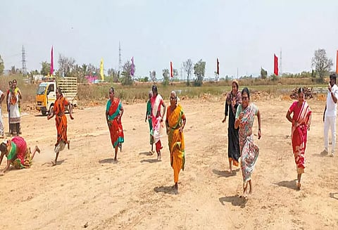 மகளிர் தின விழாவில் மூதாட்டிகள் பங்கேற்ற ஓட்டப்பந்தய போட்டி