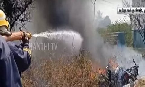 திண்டுக்கல்: காவலர் குடியிருப்பில் திடீரென பற்றி எரிந்த தீ.. தீயில் கருகிய இருசக்கர வாகனங்கள்