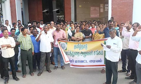 கடலூர் கலெக்டர் அலுவலகத்தில் வருவாய்த்துறை அலுவலர் சங்கத்தினர் ஆர்ப்பாட்டம்