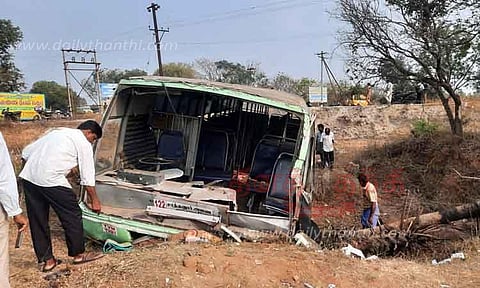 10 அடி பள்ளத்தில் இறங்கிய பஸ்; 30 பேர் காயம்