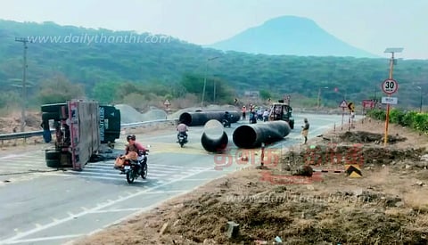 தொப்பூர் கணவாயில்லாரி கவிழ்ந்து விபத்து; டிரைவர் படுகாயம்2 மணி நேரம் போக்குவரத்து பாதிப்பு