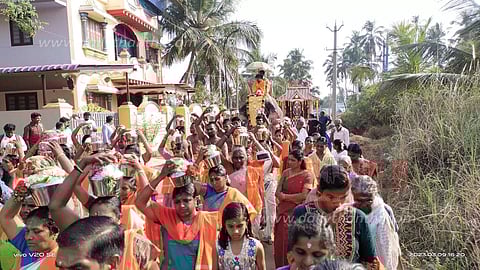 மண்டைக்காடு கோவிலில் மாசி கொடை விழா: மணவாளக்குறிச்சி மணல் ஆலையில் இருந்து சந்தன குட பவனி