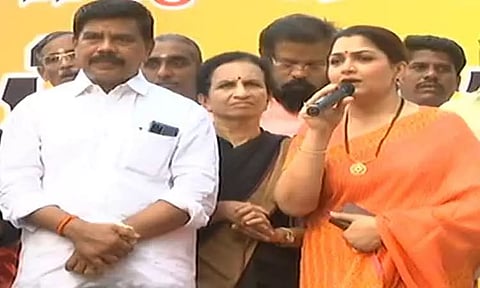 "முதல்-அமைச்சருக்கு இந்தி சொல்லித்தர தயார்" - குஷ்பு பேச்சு