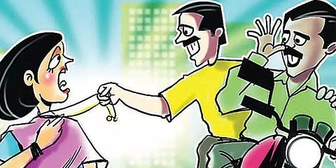 வீட்டில் தூங்கி கொண்டிருந்த பெண்ணிடம் நகை பறிப்பு