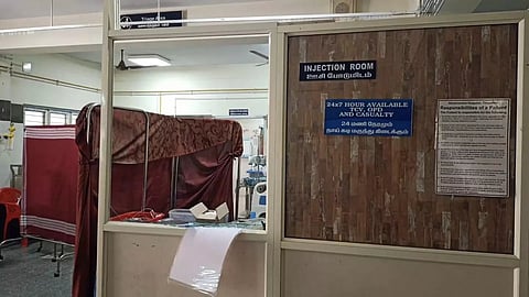 திருப்பத்தூர் அரசு ஆஸ்பத்திரியில் மருந்து, மாத்திரைகளை சூறையாடிய அண்ணன், தம்பி கைது