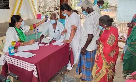 கரூர் மாவட்டத்தில் 24 இடங்களில் காய்ச்சல் சிறப்பு முகாம்கள்