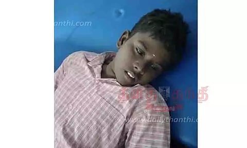 அரசு பள்ளியில் மாணவரை பாம்பு கடித்தது