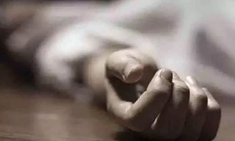 கார் மோதி பெண் பலி