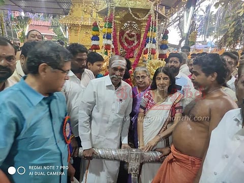 மண்டைக்காடு கோவிலில் திருவிதாங்கூர் மகாராணி தங்கரதம் இழுத்தார்