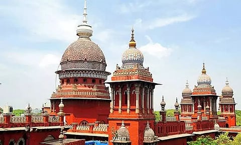 சேவை வரி கேட்டு அனுப்பிய நோட்டீசை எதிர்த்து இசையமைப்பாளர் தொடர்ந்த வழக்குக்கு பதில் அளிக்க வேண்டும் - ஜி.எஸ்.டி. ஆணையருக்கு ஐகோர்ட்டு உத்தரவு