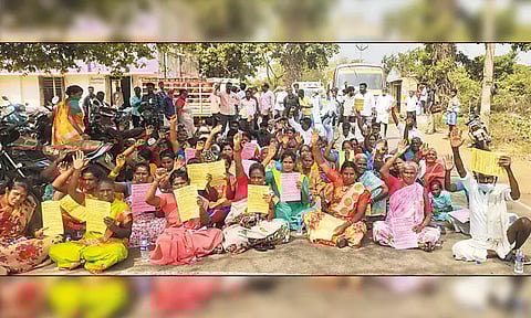 கும்மிடிப்பூண்டி அருகே அரசு பள்ளியில் அடிப்படை வசதி கோரி கிராம மக்கள் சாலைமறியல் - போக்குவரத்து பாதிப்பு