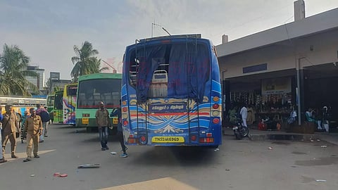 சிதம்பரத்தில் தனியார் பேருந்து பஸ் கண்ணாடி உடைப்பு, போலீசார் விசாரணை