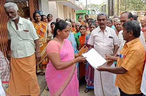 ஊராட்சி மன்ற அலுவலகம் முன்பு திரண்ட கிராம மக்கள்