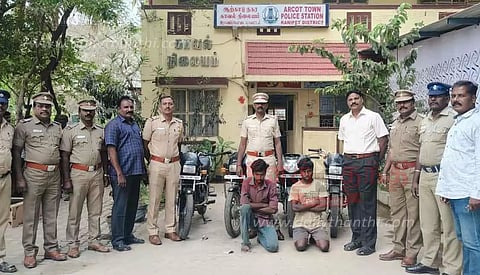 மோட்டார் சைக்கிள் திருடிய 2 பேர் கைது