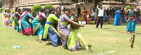 சுற்றுலா சென்ற பெரம்பலூர் மாவட்ட பெண் போலீசார்