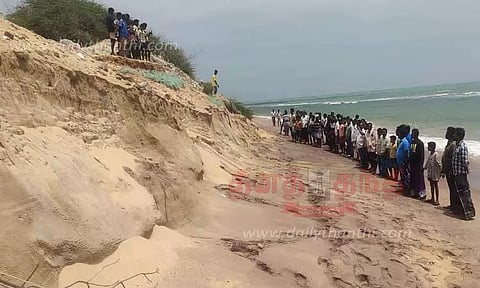 தூண்டில் வளைவு அமைக்கக்கோரி மீனவர்கள் திடீர் வேலை நிறுத்தம்