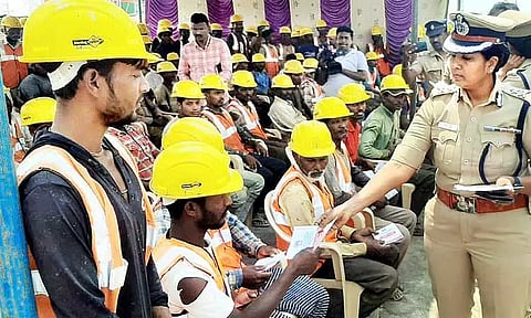 வடமாநில தொழிலாளர்களிடம் போலீஸ் கமிஷனர் கலந்துரையாடல்