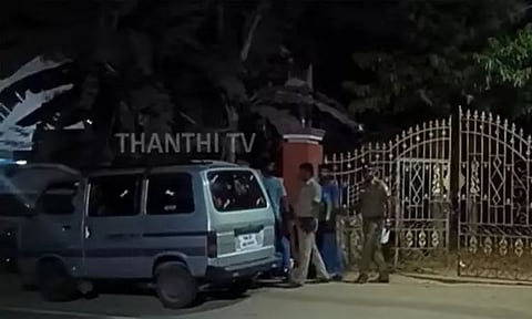 மனைவியை ஆசைக்கு இணங்குமாறு மிரட்டியதால் தகராறு.. நண்பனை அடித்தே கொன்ற சக நண்பர்கள் - கரூரில் பரபரப்பு