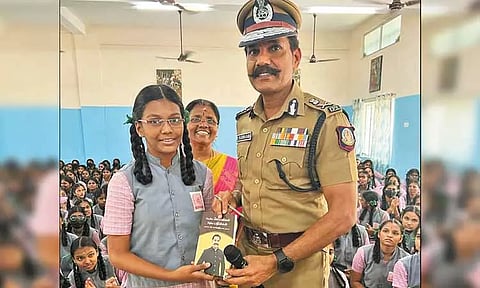 'நான் முதல்வன்' திட்டத்தின் கீழ் பள்ளி மாணவிகளுடன் டி.ஜி.பி. சைலேந்திரபாபு கலந்துரையாடல்