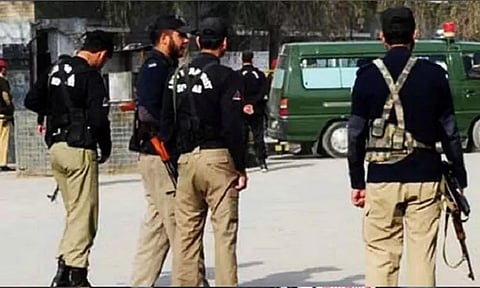 பாகிஸ்தான்: போலீஸ் சோதனை சாவடி மீது கொள்ளை கும்பல் தாக்குதல்; போலீசார் 2 பேர் கடத்தல்