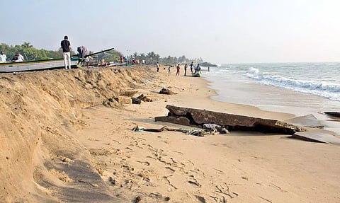 கடலூர் சில்வர் பீச்சில் மண் அரிப்பு