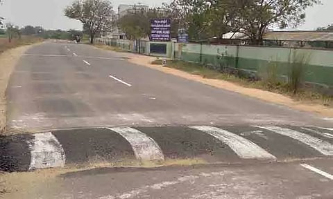 தினத்தந்தி செய்தி எதிரொலி: அரசு பள்ளி அருகே வேகத்தடை அமைப்பு