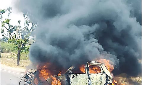 திருச்சி-சென்னை தேசிய நெடுஞ்சாலையில் லாரி மீது மோதி கார் தீப்பிடித்து எரிந்தது