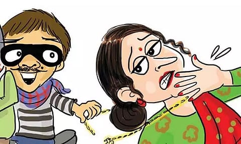 ஈரோட்டில் பட்டப்பகலில் நூதன திருட்டு:போலீஸ்போல் நடித்து மூதாட்டியிடம் 6½ பவுன் நகை அபேஸ்