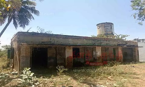 பவானிசாகர் அருகே இடியும் நிலையில் அரசு பள்ளிக்கூட கட்டிடம்
