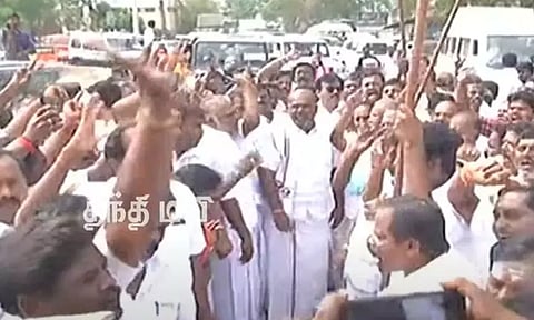 எடப்பாடி பழனிசாமி மீது வழக்குப்பதிவு செய்யப்பட்டதை கண்டித்து அதிமுகவினர் ஆர்ப்பாட்டம்..!