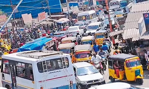 பெரியபாளையம் பஜாரில் கடும் போக்குவரத்து நெரிசல்; வாகன ஓட்டிகள் அவதி