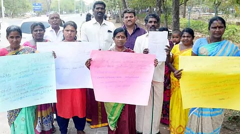 இலவச வீட்டுமனை பட்டா கேட்டு பதாகைகளுடன் வந்த கிராம மக்கள்