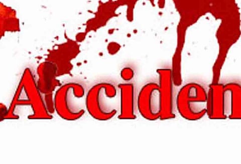 கார்கள் மோதல்; 5 பேர் காயம்