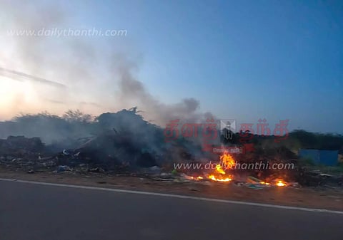 குப்பை கிடங்காக மாறி வரும் கிழக்கு கடற்கரை சாலை