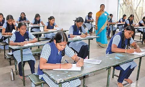 பிளஸ்-2 பொதுத்தேர்வு தொடங்கியது; 8 லட்சத்துக்கும் மேற்பட்டோர் எழுதினர்