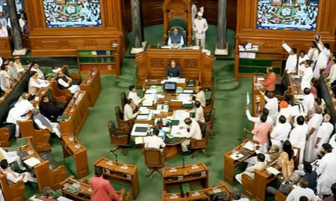 எதிர்கட்சிகள் தொடர் அமளி: நாடாளுமன்றத்தின் இரு அவைகளும் மதியம்வரை ஒத்தி வைப்பு