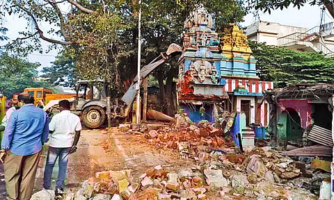 பெரம்பூரில் மெட்ரோ ரெயில் பணிக்காக முருகன் கோவில் இடித்து அகற்றம் - மாநகராட்சி அதிகாரிகள் நடவடிக்கை