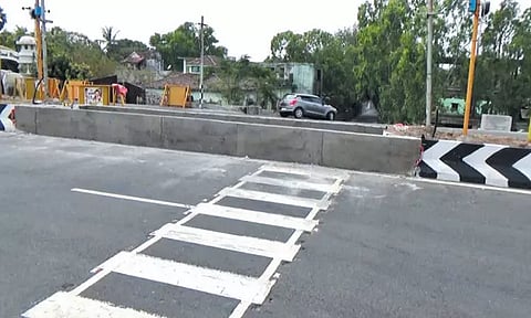 நெம்மேலி-திருப்போரூர் சாலை வளைவு பகுதியில் தடுப்பு சுவர்; தொடர் விபத்து காரணமாக நடவடிக்கை