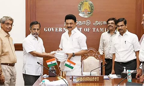 மழை, வெள்ள பாதிப்புகளை தடுக்கும் நடவடிக்கை குறித்த இறுதி ஆய்வறிக்கை முதல்-அமைச்சரிடம் சமர்ப்பிப்பு