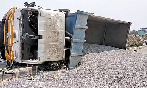 ஒரகடம் அருகே சாலையை கடக்க முயன்ற கார் மீது மோதி கவிழ்ந்த லாரி